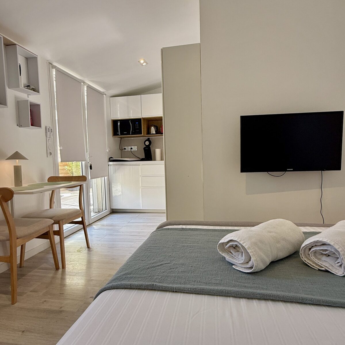 Studio Reflet du soleil - kitchenette and wall-mounted TV, Le Thor