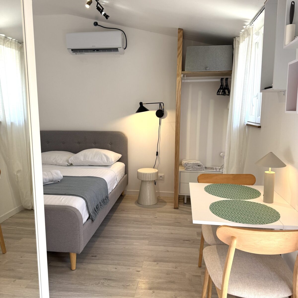 Studio Reflet du soleil - double bed and dining nook, Le Thor